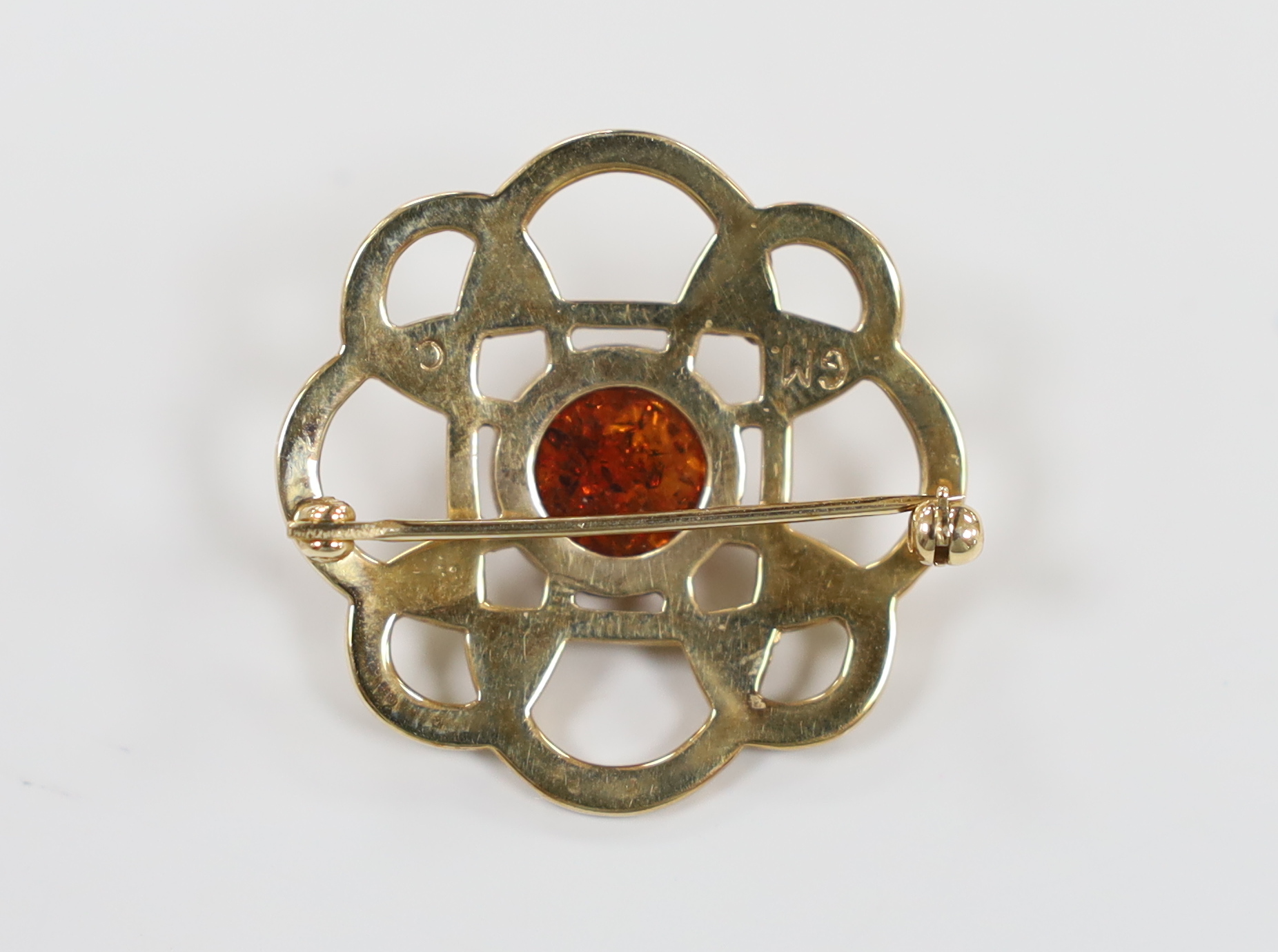 A yellow metal and amber set Celtic design brooch, 29mm, gross weight 5.3 grams.